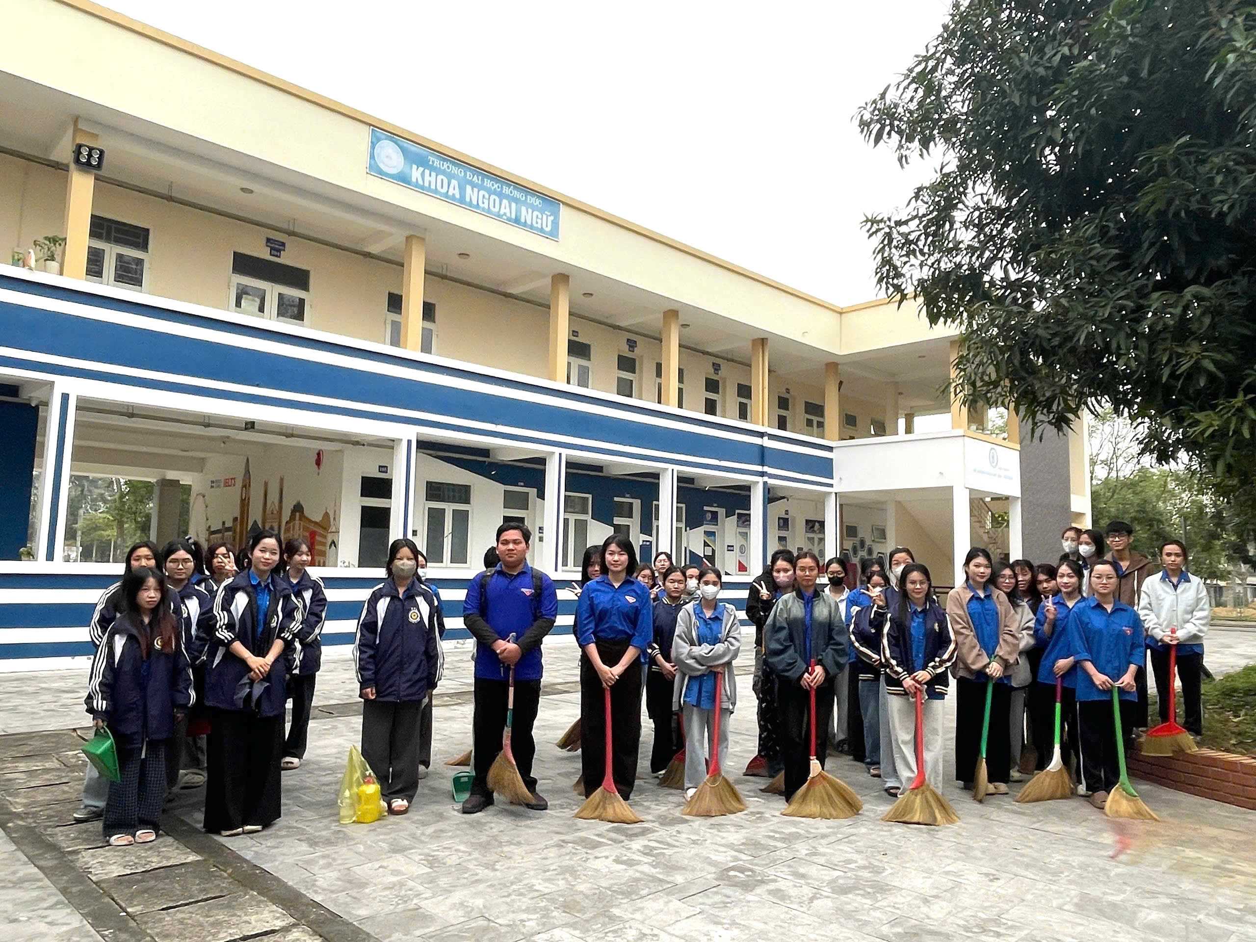 Sinh vên khoa Ngoại ngữ cùng sinh viên toàn trường ra quân tổng vệ sinh khuôn viên trường học